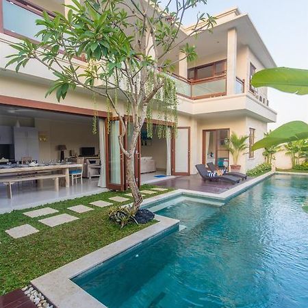 Villa Tepi Sungai Legian Værelse billede