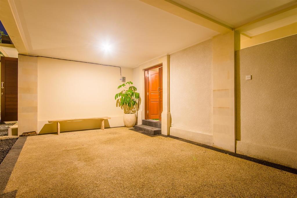 Villa Tepi Sungai Legian Værelse billede