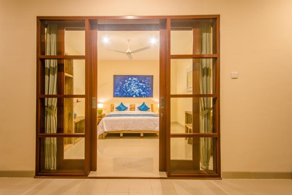 Villa Tepi Sungai Legian Værelse billede