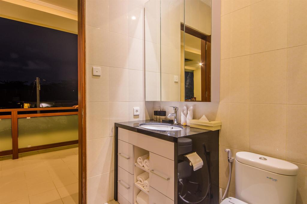 Villa Tepi Sungai Legian Værelse billede