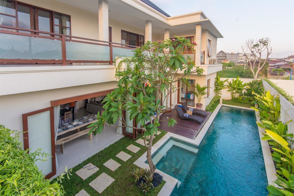 Villa Tepi Sungai Legian Værelse billede