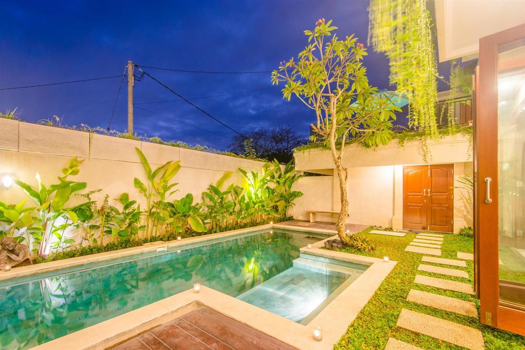 Villa Tepi Sungai Legian Værelse billede
