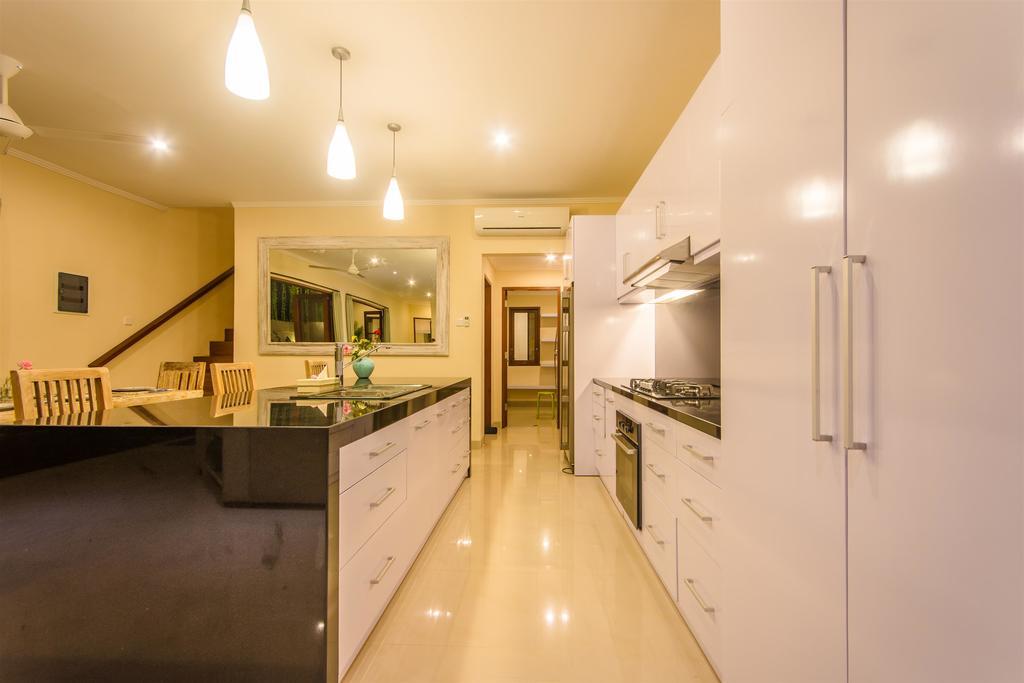 Villa Tepi Sungai Legian Værelse billede