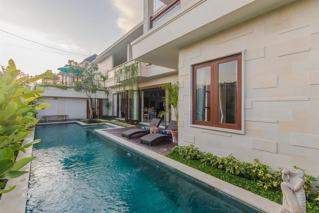 Villa Tepi Sungai Legian Værelse billede
