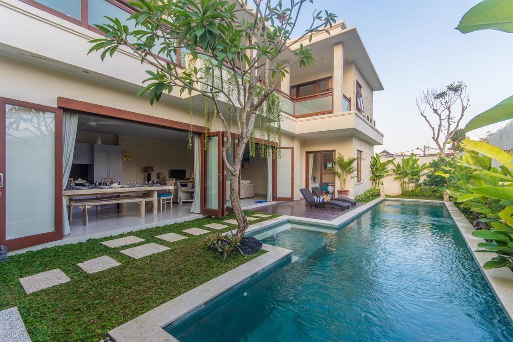 Villa Tepi Sungai Legian Værelse billede