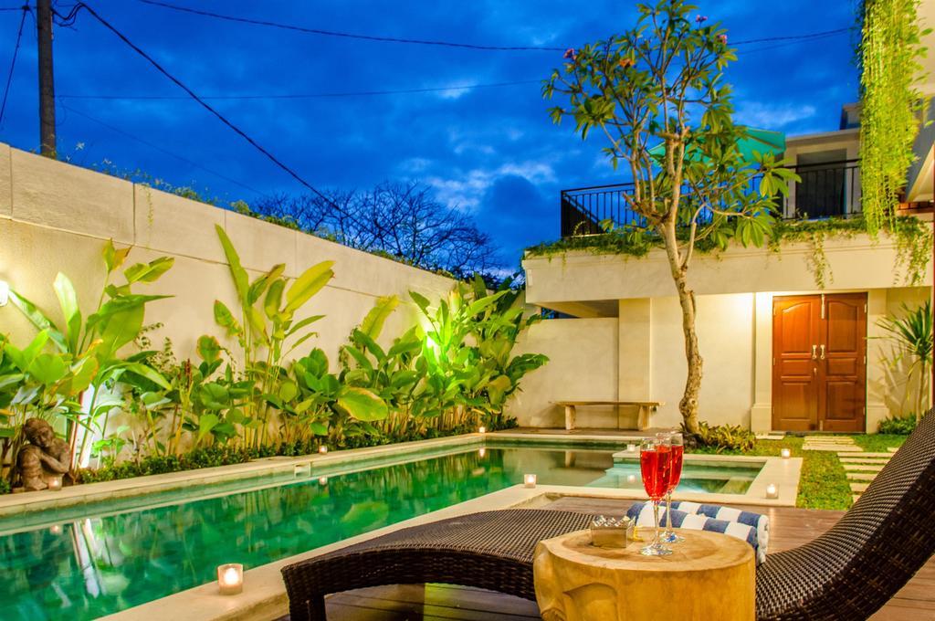Villa Tepi Sungai Legian Værelse billede