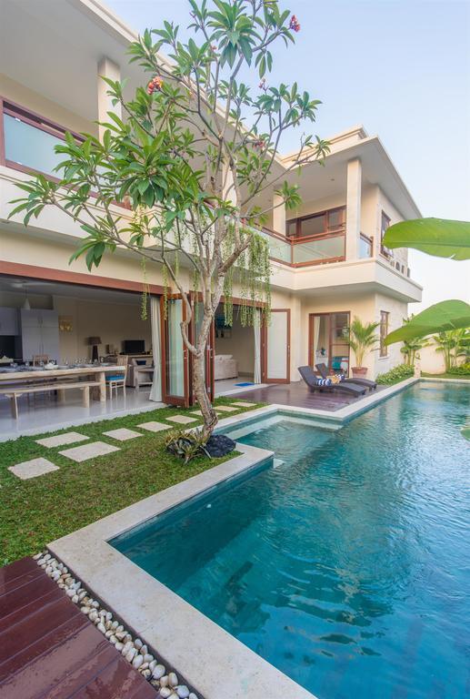 Villa Tepi Sungai Legian Værelse billede
