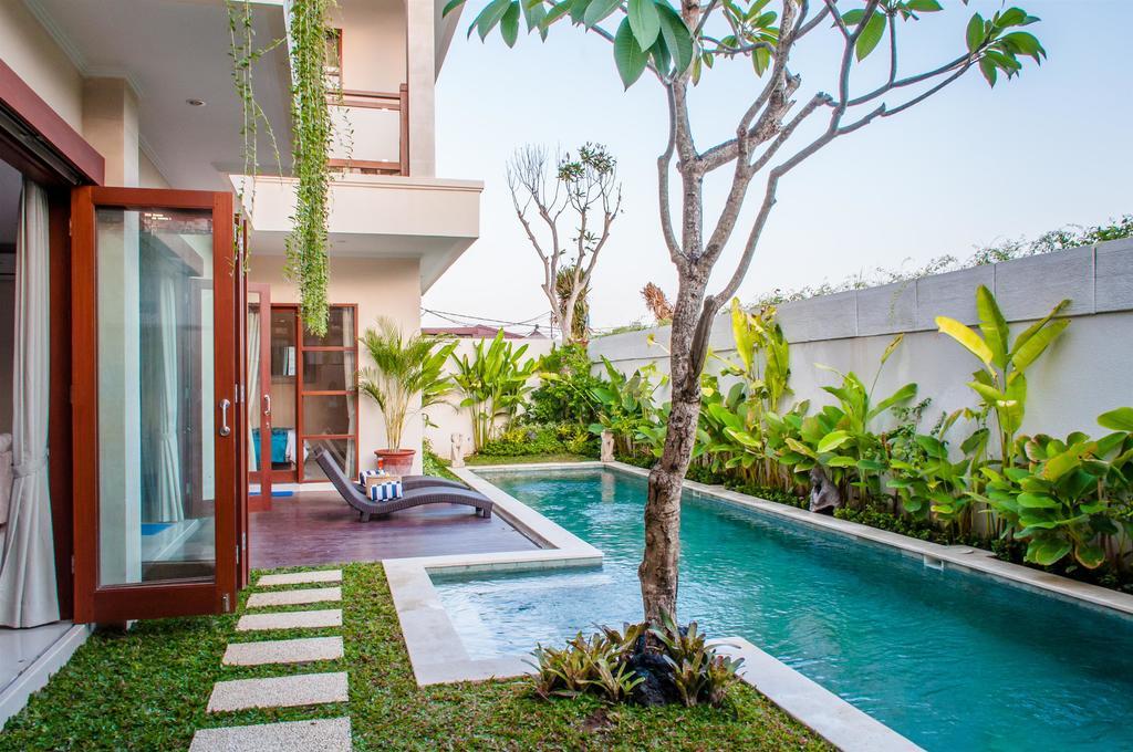 Villa Tepi Sungai Legian Værelse billede